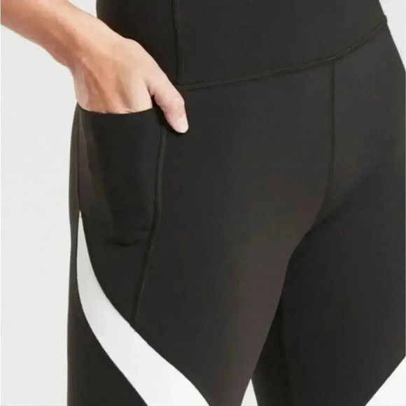 Athleta Salutation Stash Pocket 7/8 Tight Black - Picture 3 of 7